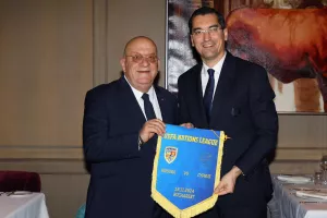 Δεξιώθηκε... την ΚΟΠ (Φώτος)