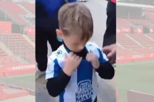 Δεν επέτρεψαν την είσοδο σε 5χρονο λόγω φανέλας! (Βίντεο)