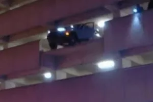 Απίστευτο σκηνικό/Αυτοκίνητο κρέμεται από τον 3ο όροφο!