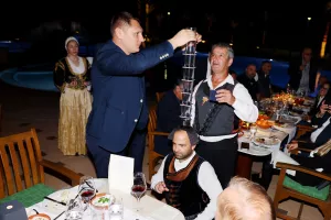 Το δείπνο της ΚΟΠ με κυπριακούς χορούς (Φώτος)