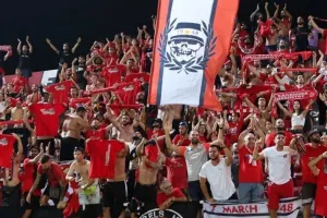 "Περήφανε ερυθρόλευκε λαέ, πλησιάζει ένα ερυθρόλευκο διήμερο"