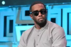 Diddy: Ομοσπονδιακοί εισέβαλαν στο κελί του και άρπαξαν χειρόγραφες σημειώσεις του