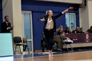 Ντεμπούτο... με γόβες στιλέτο