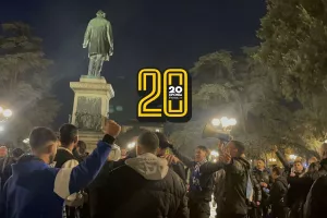  (ΦΩΤΟΣ-ΒΙΝΤΕΟ Kerkida) "Ρε Παφάρα μου σ΄αγαπώ" στην "piazza indipendenza"
