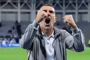 Σφιγμένες γροθιές!