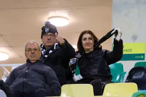 (Φώτος) Oι ΑΕΚτζήδες με Καρμιώτισσα