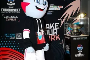 (ΦΩΤΟΣ) Μαζί...με το τρόπαιο του EuroBasket 