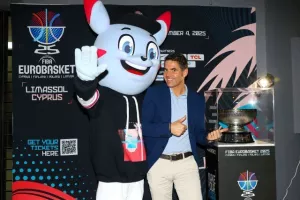 (ΦΩΤΟΣ) Μαζί...με το τρόπαιο του EuroBasket 
