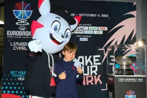 (ΦΩΤΟΣ) Μαζί...με το τρόπαιο του EuroBasket 