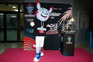 (ΦΩΤΟΣ) Μαζί...με το τρόπαιο του EuroBasket 
