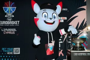(ΦΩΤΟΣ) Μαζί...με το τρόπαιο του EuroBasket 