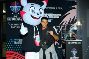 (ΦΩΤΟΣ) Μαζί...με το τρόπαιο του EuroBasket 