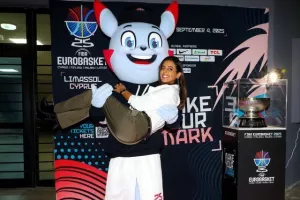 (ΦΩΤΟΣ) Μαζί...με το τρόπαιο του EuroBasket 