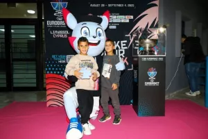 (ΦΩΤΟΣ) Μαζί...με το τρόπαιο του EuroBasket 