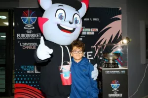 (ΦΩΤΟΣ) Μαζί...με το τρόπαιο του EuroBasket 