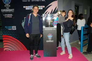 (ΦΩΤΟΣ) Μαζί...με το τρόπαιο του EuroBasket 