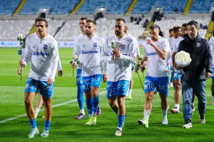 (Βίντεο-Φώτος) Λουλούδια στη μνήμη των αδικοχαμένων για το ατύχημα στο Φρέναρος 