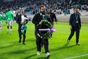 (Βίντεο-Φώτος) Λουλούδια στη μνήμη των αδικοχαμένων για το ατύχημα στο Φρέναρος 
