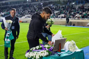 (Βίντεο-Φώτος) Λουλούδια στη μνήμη των αδικοχαμένων για το ατύχημα στο Φρέναρος 