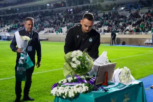 (Βίντεο-Φώτος) Λουλούδια στη μνήμη των αδικοχαμένων για το ατύχημα στο Φρέναρος 