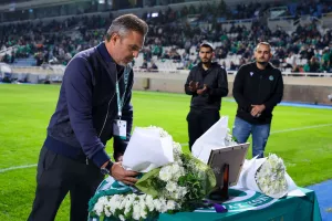 (Βίντεο-Φώτος) Λουλούδια στη μνήμη των αδικοχαμένων για το ατύχημα στο Φρέναρος 