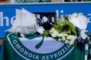 (Βίντεο-Φώτος) Λουλούδια στη μνήμη των αδικοχαμένων για το ατύχημα στο Φρέναρος 