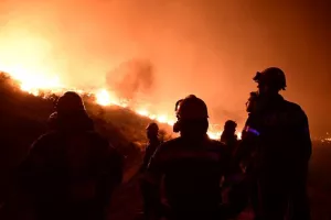 Μεγάλη φωτιά στην Αχαΐα: «Μία ανάσα» από το δάσος της Στροφυλιάς