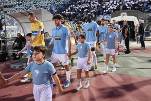 (ΒΙΝΤΕΟ Kerkida) Εντυπωσιακή υποδοχή στην είσοδο... στο "Στέλιος Κυριακίδης"