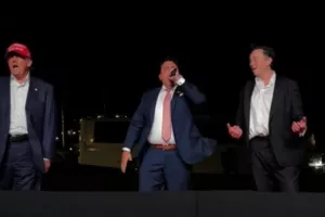 Τραμπ και Μασκ τραγουδούν «God Bless America» – Ο ιδρυτής της Tesla χάνει τα λόγια του