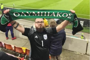 Με κασκόλ του Ολυμπιακού 