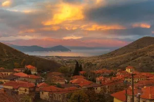 Στο ωραιότερο χωριό των Πρεσπών νομίζεις ότι μπαίνεις σε μία χρονοκάψουλα