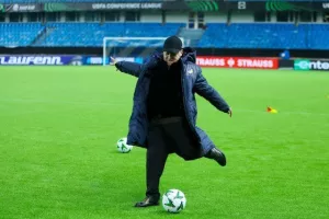 (ΦΩΤΟΣ/ΒΙΝΤΕΟ) Η προπόνηση του ΑΠΟΕΛ στο Molde Stadion 
