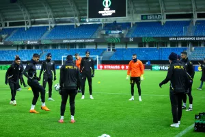 (ΦΩΤΟΣ/ΒΙΝΤΕΟ) Η προπόνηση του ΑΠΟΕΛ στο Molde Stadion 