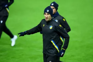 (ΦΩΤΟΣ/ΒΙΝΤΕΟ) Η προπόνηση του ΑΠΟΕΛ στο Molde Stadion 