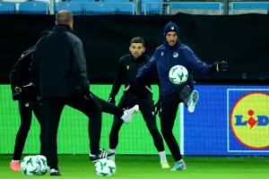 (ΦΩΤΟΣ/ΒΙΝΤΕΟ) Η προπόνηση του ΑΠΟΕΛ στο Molde Stadion 