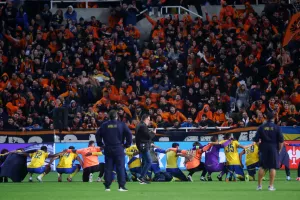(ΒΙΝΤΕΟ Kerkida/Φώτος) Πορτοκαλί και παίκτες - "Για σένα έχω χάσει το μυαλό"