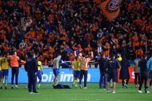 (ΒΙΝΤΕΟ Kerkida/Φώτος) Πορτοκαλί και παίκτες - "Για σένα έχω χάσει το μυαλό"