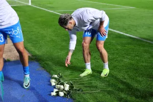 (Βίντεο-Φώτος) Λουλούδια στη μνήμη των αδικοχαμένων για το ατύχημα στο Φρέναρος 