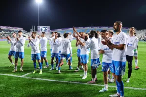 (Βίντεο-Φώτος) Λουλούδια στη μνήμη των αδικοχαμένων για το ατύχημα στο Φρέναρος 