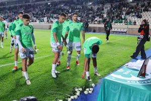 (Βίντεο-Φώτος) Λουλούδια στη μνήμη των αδικοχαμένων για το ατύχημα στο Φρέναρος 