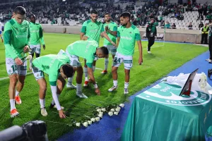 (Βίντεο-Φώτος) Λουλούδια στη μνήμη των αδικοχαμένων για το ατύχημα στο Φρέναρος 