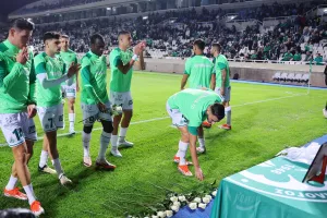 (Βίντεο-Φώτος) Λουλούδια στη μνήμη των αδικοχαμένων για το ατύχημα στο Φρέναρος 
