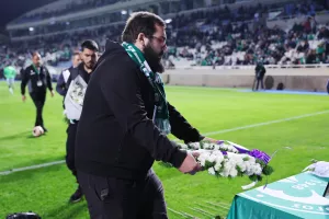 (Βίντεο-Φώτος) Λουλούδια στη μνήμη των αδικοχαμένων για το ατύχημα στο Φρέναρος 