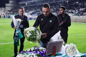 (Βίντεο-Φώτος) Λουλούδια στη μνήμη των αδικοχαμένων για το ατύχημα στο Φρέναρος 