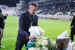 (Βίντεο-Φώτος) Λουλούδια στη μνήμη των αδικοχαμένων για το ατύχημα στο Φρέναρος 