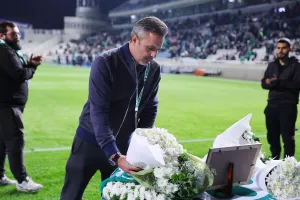 (Βίντεο-Φώτος) Λουλούδια στη μνήμη των αδικοχαμένων για το ατύχημα στο Φρέναρος 