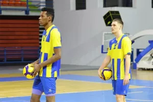 Βάφτηκε πράσινο... το "αιώνιο" (Φώτος)