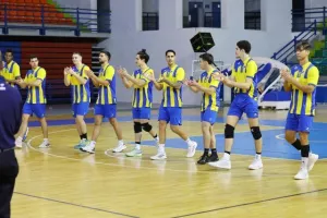 Βάφτηκε πράσινο... το "αιώνιο" (Φώτος)