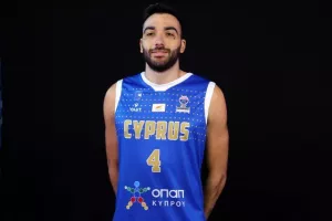 Με φόντο... το τρόπαιο! (Φώτος)