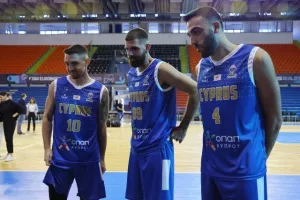 Με φόντο... το τρόπαιο! (Φώτος)
